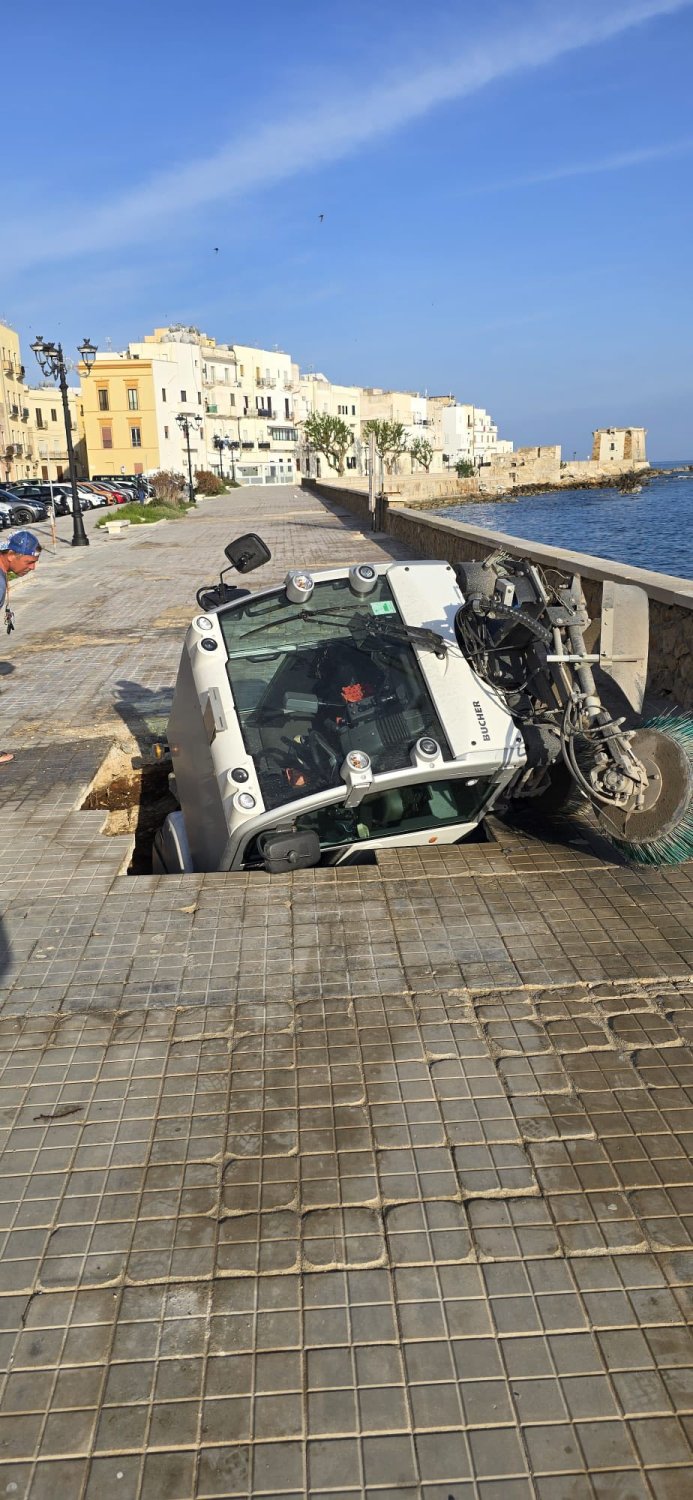 https://www.tp24.it/immagini_articoli/01-05-2026/1777619192-0-trapani-voragine-in-viale-delle-sirene-mezzo-per-la-pulizia-sprofonda-nell-asfalto.jpg