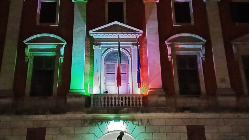 https://www.tp24.it/immagini_articoli/01-05-2026/1777624754-0-1-maggio-a-trapani-il-palazzo-del-governo-si-illumina-col-tricolore.jpg