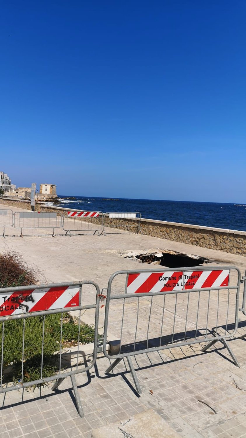 https://www.tp24.it/immagini_articoli/01-05-2026/1777632470-0-trapani-sprofondamento-in-viale-delle-sirene-stamani-all-improvviso.jpg