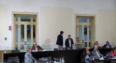 https://www.tp24.it/immagini_articoli/01-05-2026/trapani-cola-liquido-da-una-bara-nel-cimitero-il-caso-approda-in-aula-tra-accuse-e-diffida-alla-giunta-250.jpg