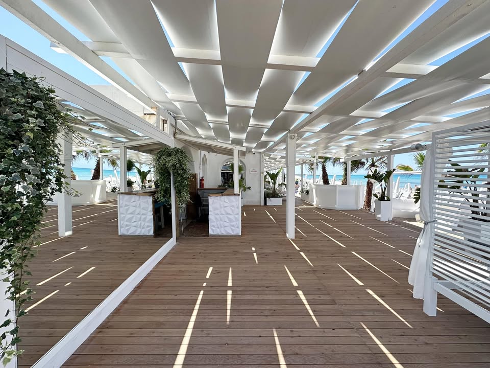 https://www.tp24.it/immagini_articoli/01-06-2025/1748760403-0-estate-a-marsala-il-lido-signorino-by-tiburon-beach-apre-la-stagione-con-rmc101.jpg