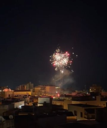 https://www.tp24.it/immagini_articoli/01-06-2026/1780303527-0-fuochi-d-artificio-tra-le-case-nel-centro-storico-di-marsala-i-residenti-situazione-fuori-controllo.jpg