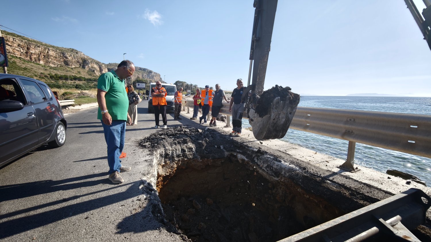 https://www.tp24.it/immagini_articoli/01-06-2026/1780349753-0-sp20-strada-riaperta-a-senso-alternato-il-mare-si-mangia-la-costa.jpg