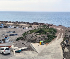 https://www.tp24.it/immagini_articoli/01-06-2026/selinunte-l-ordinanza-della-beffa-portano-via-le-alghe-vecchie-ma-il-porto-rimane-intasato-250.jpg