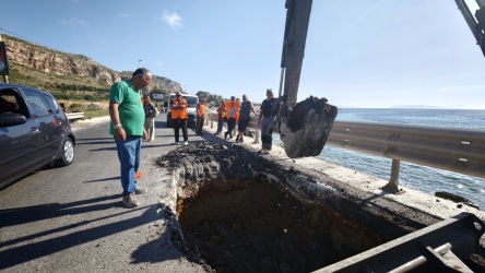 https://www.tp24.it/immagini_articoli/01-06-2026/sp20-strada-riaperta-a-senso-alternato-il-mare-si-mangia-la-costa-250.jpg