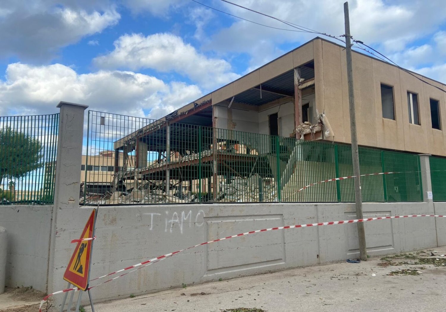 https://www.tp24.it/immagini_articoli/01-07-2026/1782899604-0-trapani-scontro-sugli-edifici-scolastici-sono-agibili-oppure-no.jpg