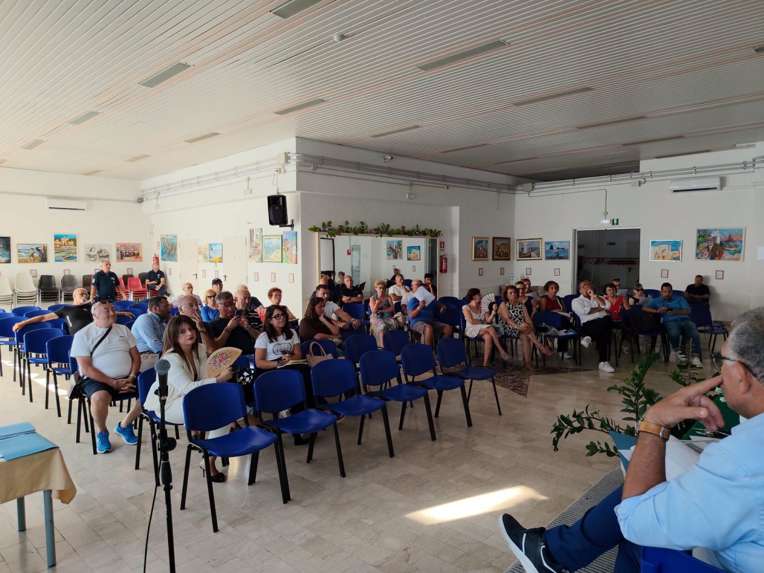 https://www.tp24.it/immagini_articoli/01-07-2026/1782900087-0-erice-dagli-stalli-blu-agli-insulti-lo-scontro-tra-toscano-e-aiello.jpg