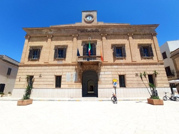 https://www.tp24.it/immagini_articoli/01-08-2026/1785564965-0-favignana-nessun-aumento-della-tari-nel-2026-il-consiglio-approva-il-piano-rifiuti.jpg