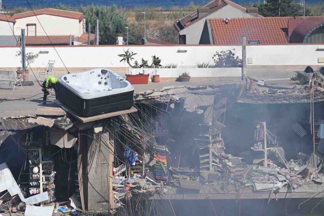 https://www.tp24.it/immagini_articoli/01-08-2026/1785572749-0-crollo-di-messina-recuperato-il-corpo-della-seconda-vittima-e-rosa-leone-ancora-quattro-dispersi.jpg