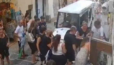 https://www.tp24.it/immagini_articoli/01-08-2026/muore-dopo-essersi-sentito-male-in-strada-la-figlia-nessuno-ha-tentato-di-salvarlo-250.jpg