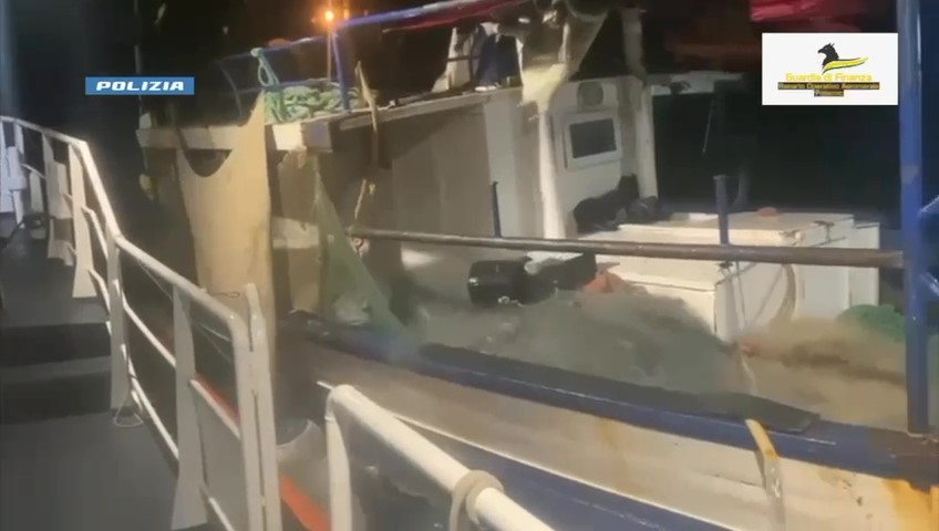 https://www.tp24.it/immagini_articoli/01-09-2025/1756729756-0-fingeva-di-pescare-con-18-migranti-a-bordo-arrestato-scafista-a-marsala.jpg