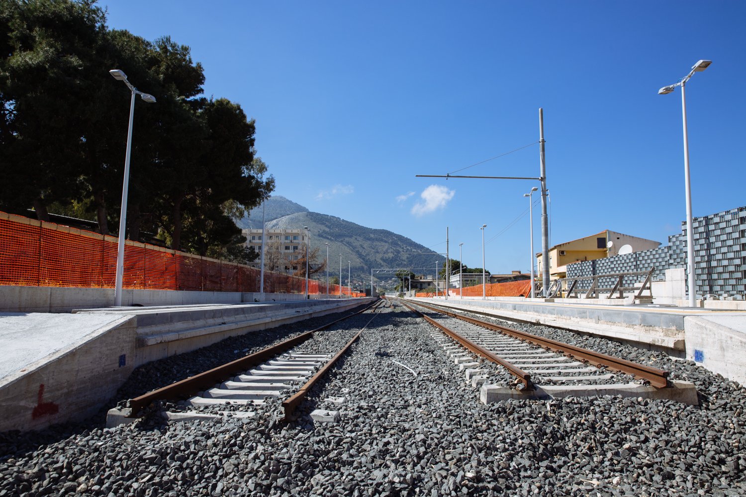 https://www.tp24.it/immagini_articoli/01-10-2026/1790883253-0-caos-sulla-linea-trapani-palermo-treni-soppressi-e-un-solo-bus-sostitutivo-la-denuncia-dei-pendolari.jpg