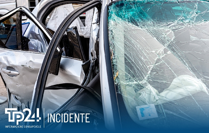 https://www.tp24.it/immagini_articoli/01-12-2025/1764573618-0-perde-il-controllo-dell-auto-si-ribalta-e-muore-in-auto-il-figlio-di-14-anni-e-grave.jpg