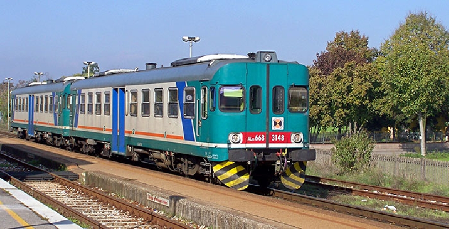 https://www.tp24.it/immagini_articoli/01-12-2025/1764607366-0-natale-2025-per-i-siciliani-raddoppiano-i-costi-di-voli-treni-e-carburanti.jpg