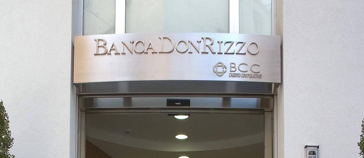 https://www.tp24.it/immagini_articoli/02-01-2026/1767359966-0-banca-don-rizzo-di-alcamo-annullata-la-condanna-alla-regione-il-caso-torna-ai-giudici.jpg
