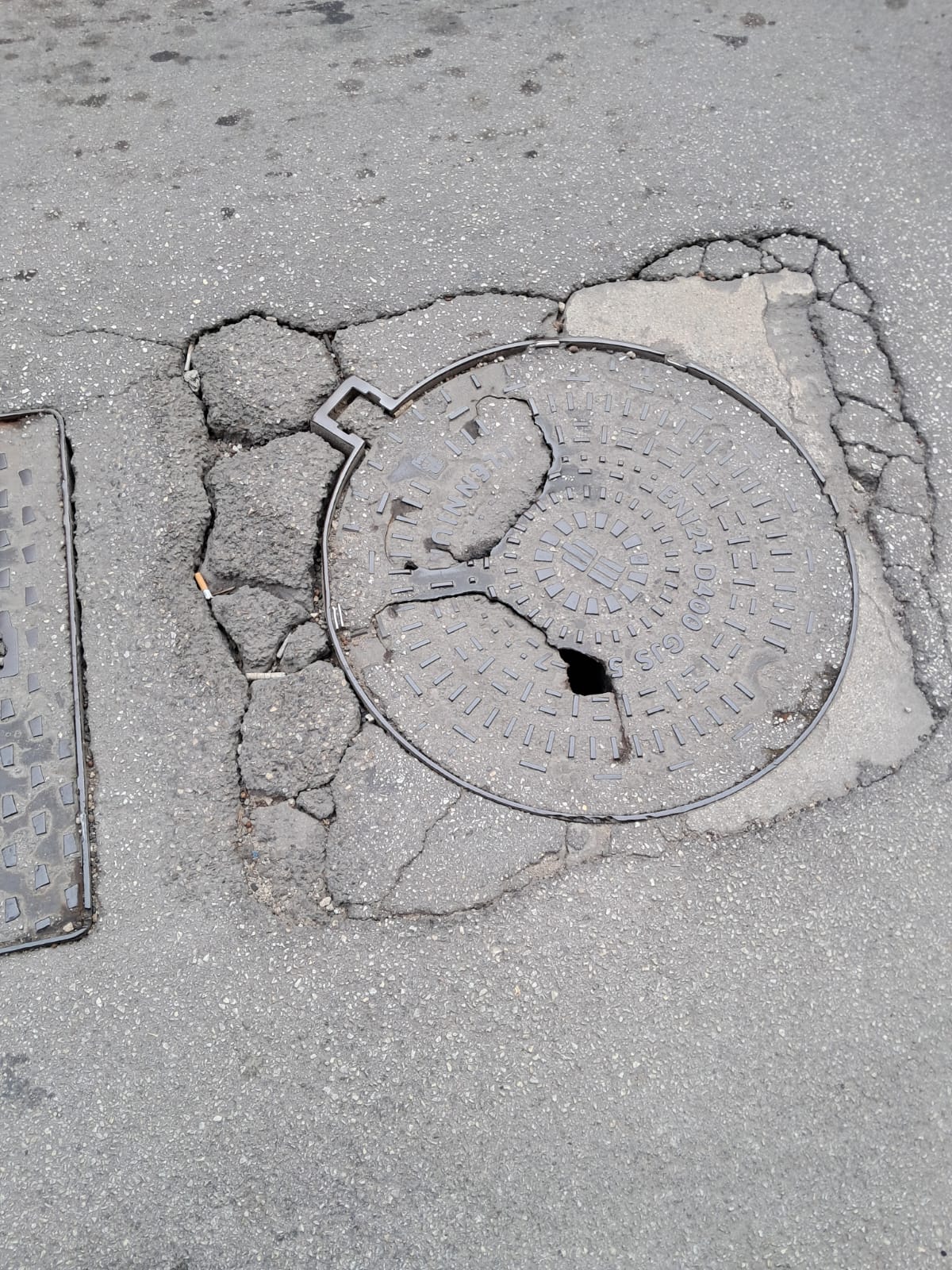 https://www.tp24.it/immagini_articoli/02-03-2025/1740915087-0-buche-pericolose-a-casa-santa-erice-una-vera-e-propria-trappola-per-auto-e-pedoni.jpg