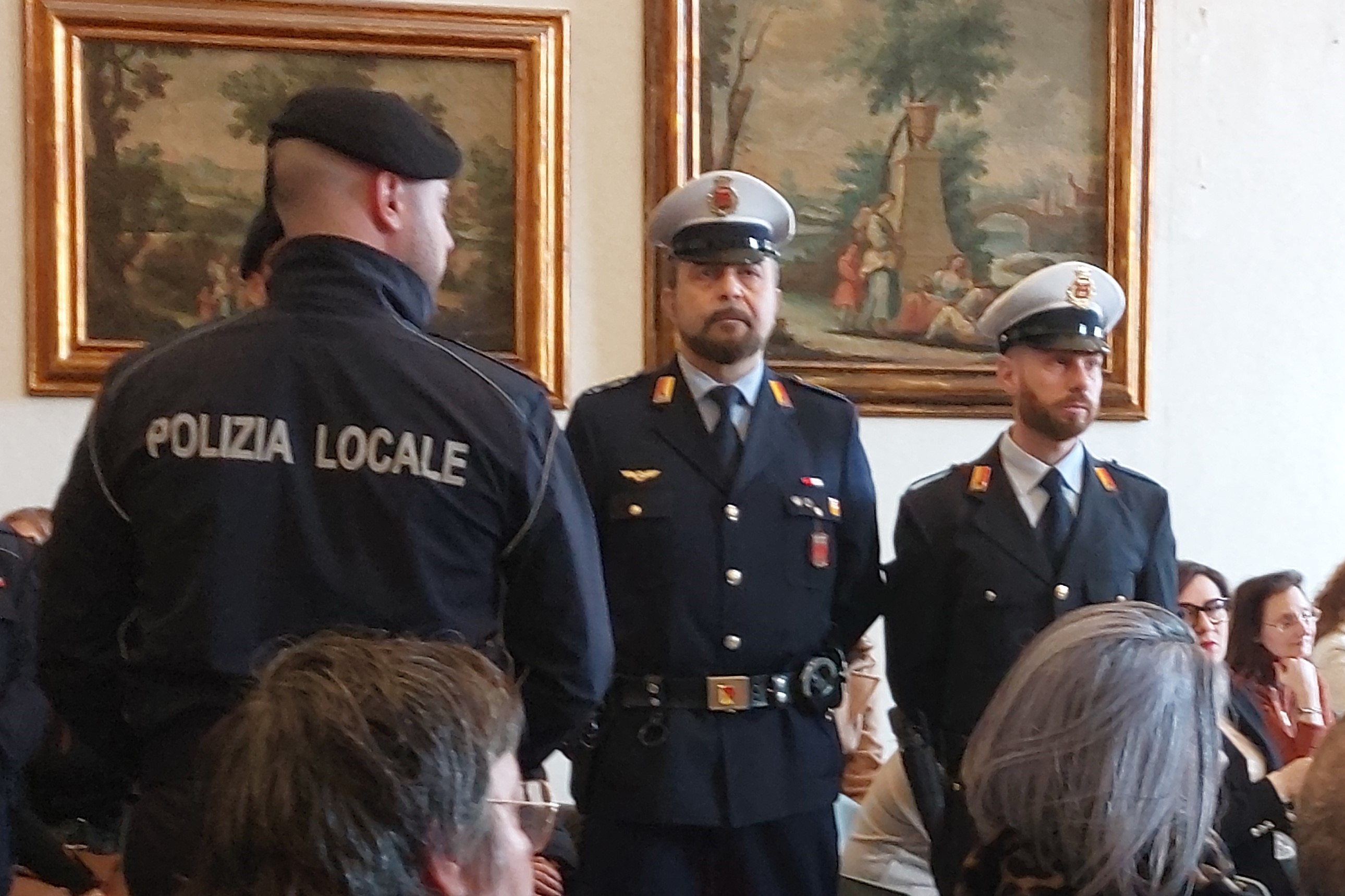 https://www.tp24.it/immagini_articoli/02-03-2025/1740915616-0-trapani-due-vigili-urbani-salvano-una-bambina-encomio-pubblico-dal-sindaco.jpg