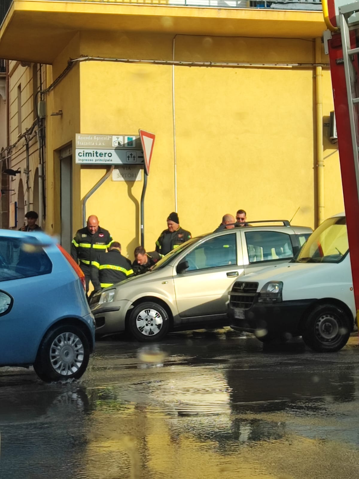 https://www.tp24.it/immagini_articoli/02-04-2025/1743584009-0-marsala-salta-il-tombino-e-un-auto-rimane-bloccata.jpg