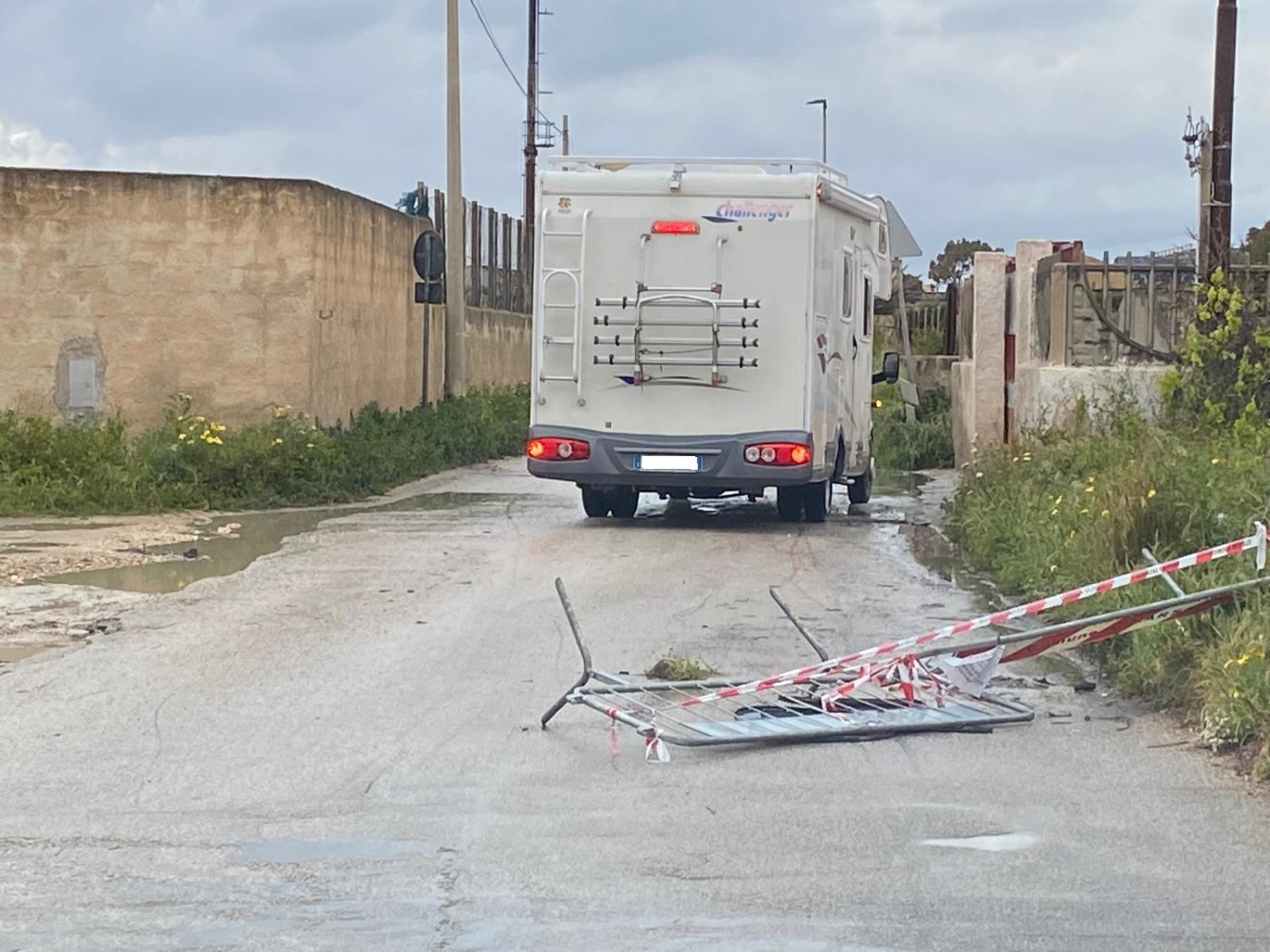 https://www.tp24.it/immagini_articoli/02-04-2026/1775157641-0-marsala-camper-travolge-e-abbatte-transenna-in-via-vecchia-mazara.jpg