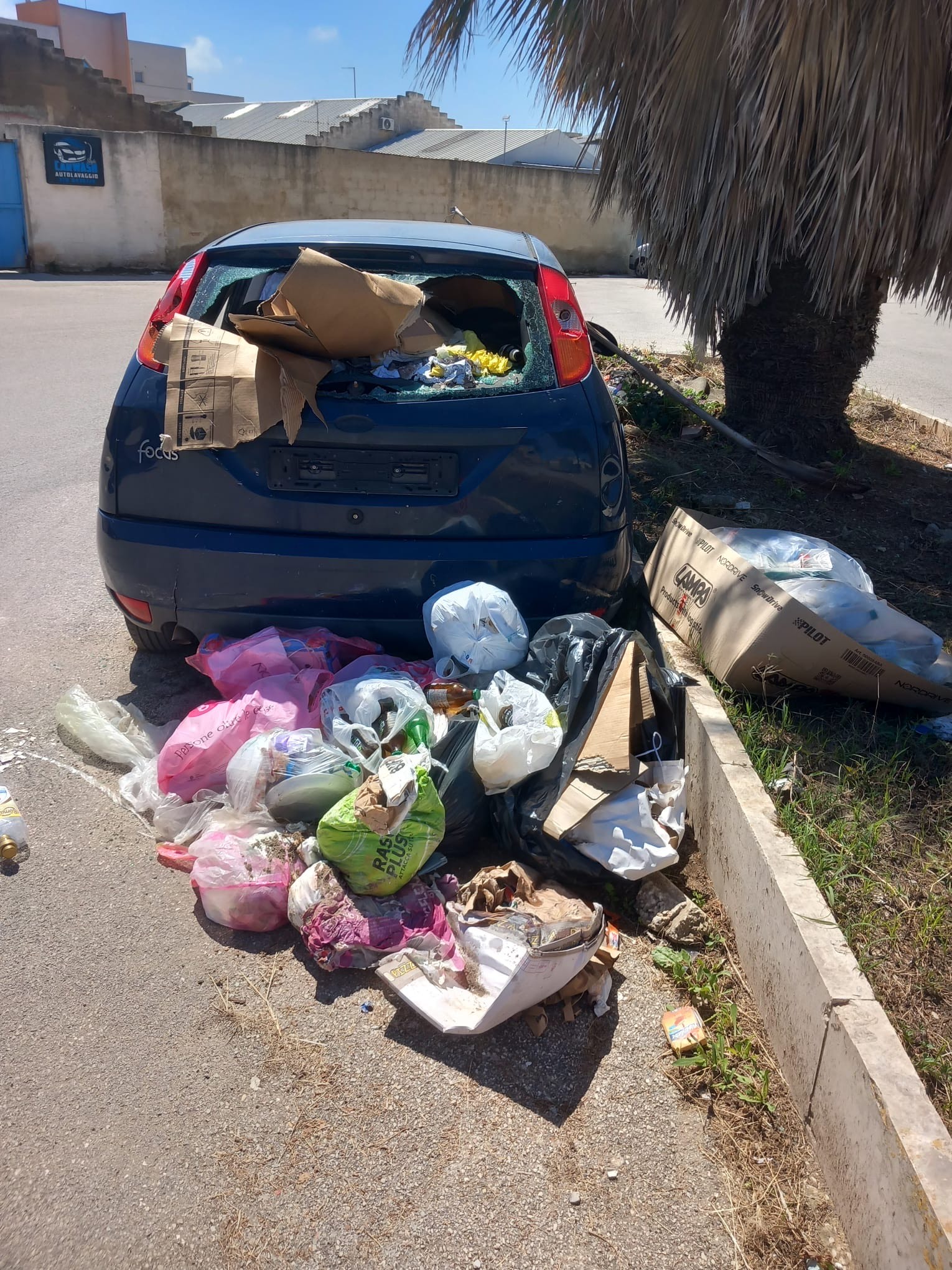 https://www.tp24.it/immagini_articoli/02-05-2025/1746175100-0-marsala-all-ingresso-del-cimitero-un-auto-abbandonata-trasformata-in-discarica-uno-spettacolo-indegno.jpg