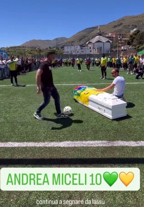 https://www.tp24.it/immagini_articoli/02-05-2025/1746193341-0-strage-di-monreale-il-video-con-la-bara-in-campo-per-l-ultimo-gol-di-andrea-miceli-il-video.png