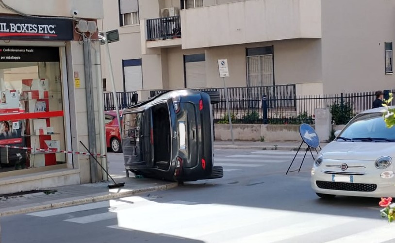 https://www.tp24.it/immagini_articoli/02-05-2025/1746196765-0-rocambolesco-incidente-a-marsala-auto-si-ribalta-in-centro.jpg