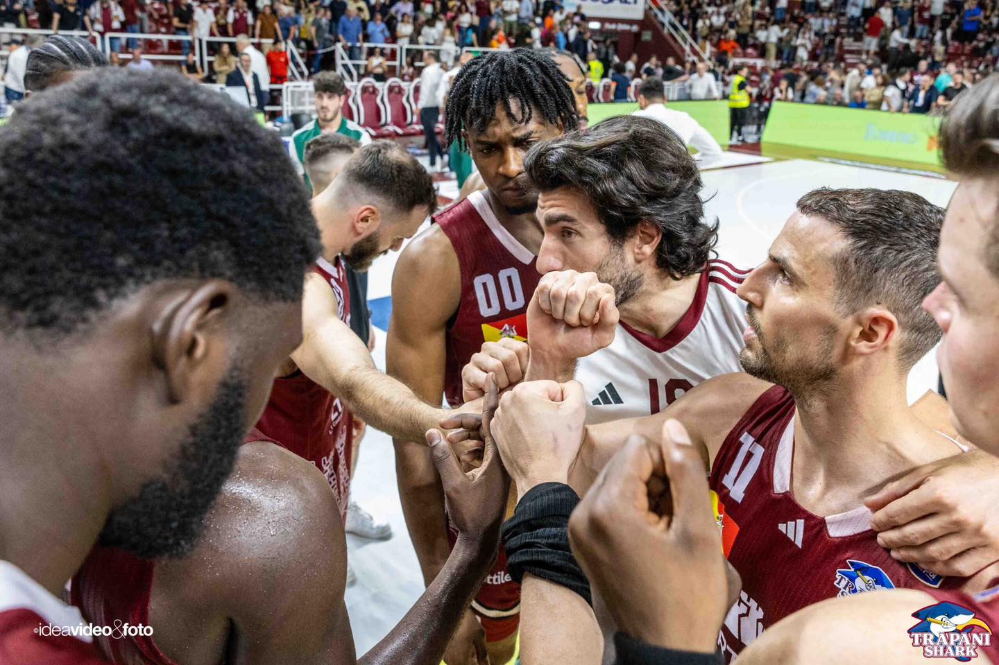 https://www.tp24.it/immagini_articoli/02-06-2025/1748822677-0-la-settimana-sportiva-basket-si-complica-la-strada-scudetto-per-la-shark-il-marsala-volley-perde-gara-1-di-finale-playoff.jpg