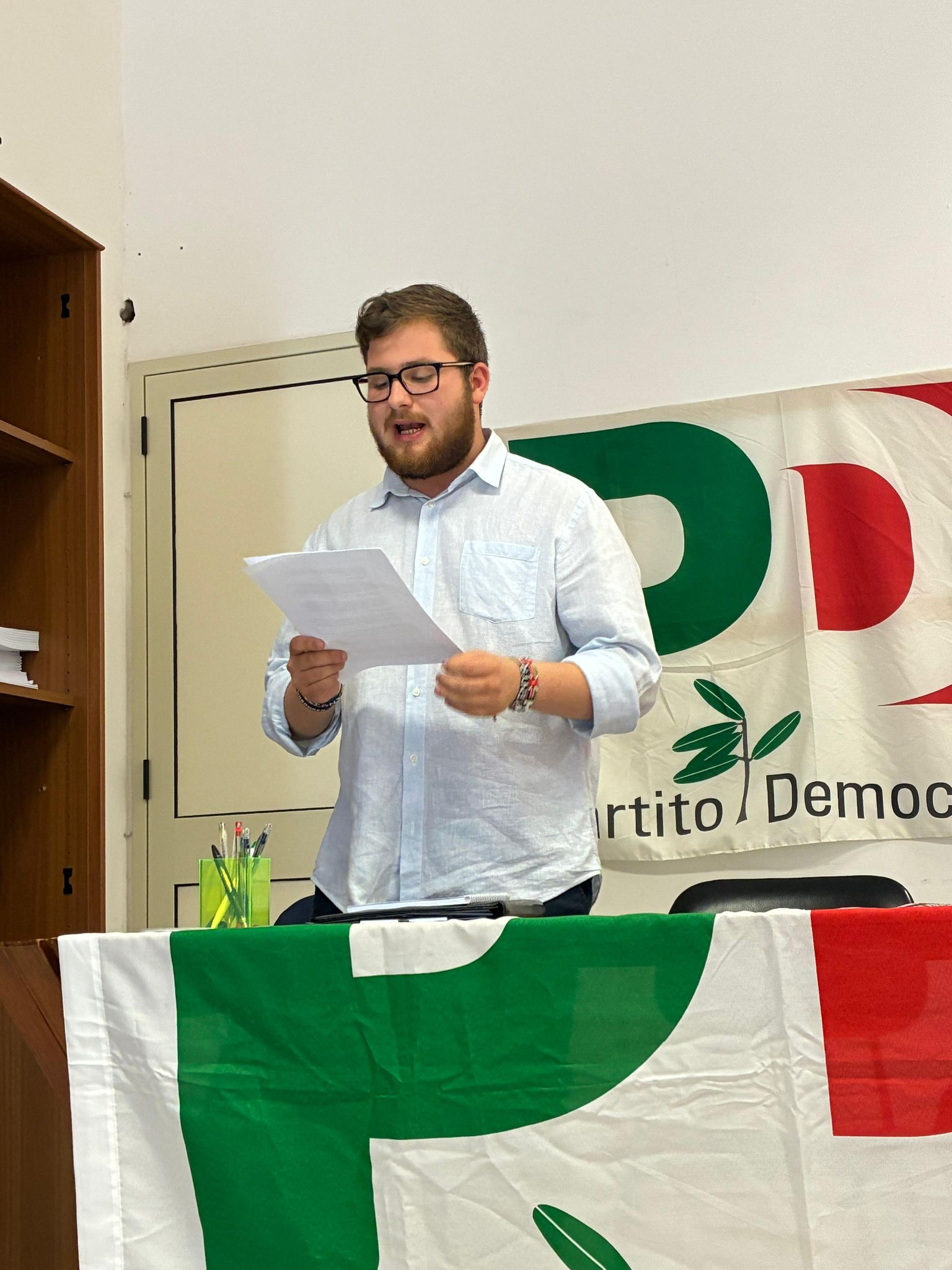 https://www.tp24.it/immagini_articoli/02-06-2025/1748854845-0-manuel-ruggirello-e-il-nuovo-segretario-dei-giovani-democratici-di-erice-trapani.jpg