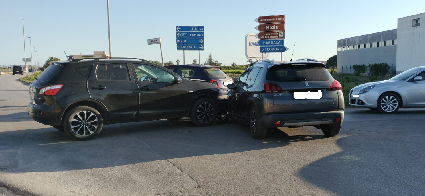 https://www.tp24.it/immagini_articoli/02-06-2025/1748890593-0-marsala-scontro-tra-due-auto-sulla-sp21-all-incrocio-di-birgi.png