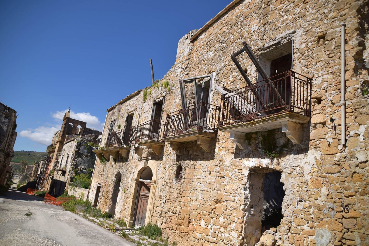 https://www.tp24.it/immagini_articoli/02-06-2026/1780361205-0-poggioreale-storica-rinasce-dal-10-al-14-giugno-il-festival-iart-celebra-la-riapertura-del-borgo.jpg