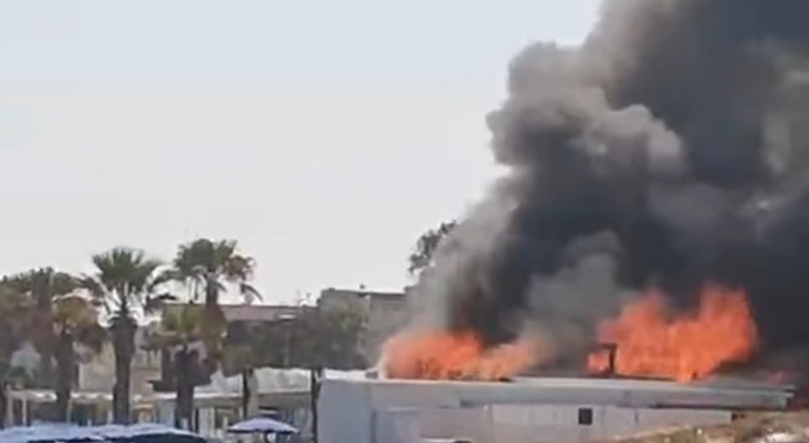 https://www.tp24.it/immagini_articoli/02-06-2026/1780415308-0-incendio-distrugge-il-lido-monnalisa-beach-a-tre-fontane.jpg