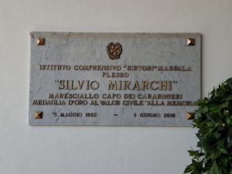 https://www.tp24.it/immagini_articoli/02-06-2026/marsala-plesso-dell-istituto-comprensivo-sirtori-intitolato-al-maresciallo-silvio-mirarchi-250.jpg