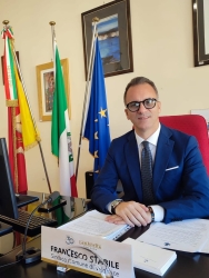 https://www.tp24.it/immagini_articoli/02-09-2026/valderice-approvato-il-bilancio-il-sindaco-stabile-ringrazia-la-maggioranza-e-attacca-pd-lega-e-fdi-250.jpg