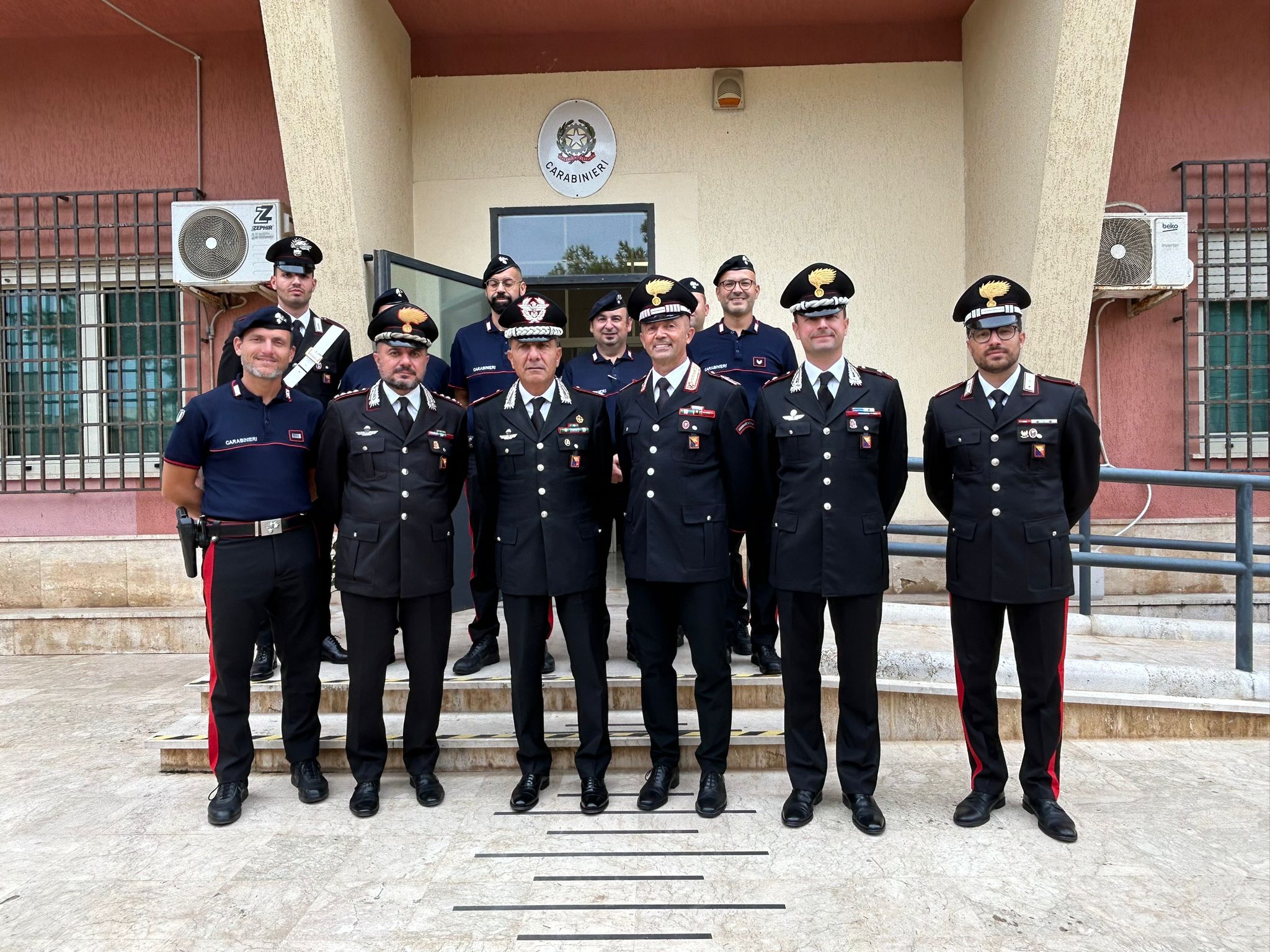 https://www.tp24.it/immagini_articoli/02-10-2025/1759404457-0-favignana-il-generale-dei-carabinieri-del-monaco-in-visita-alla-stazione-dell-isola.jpg