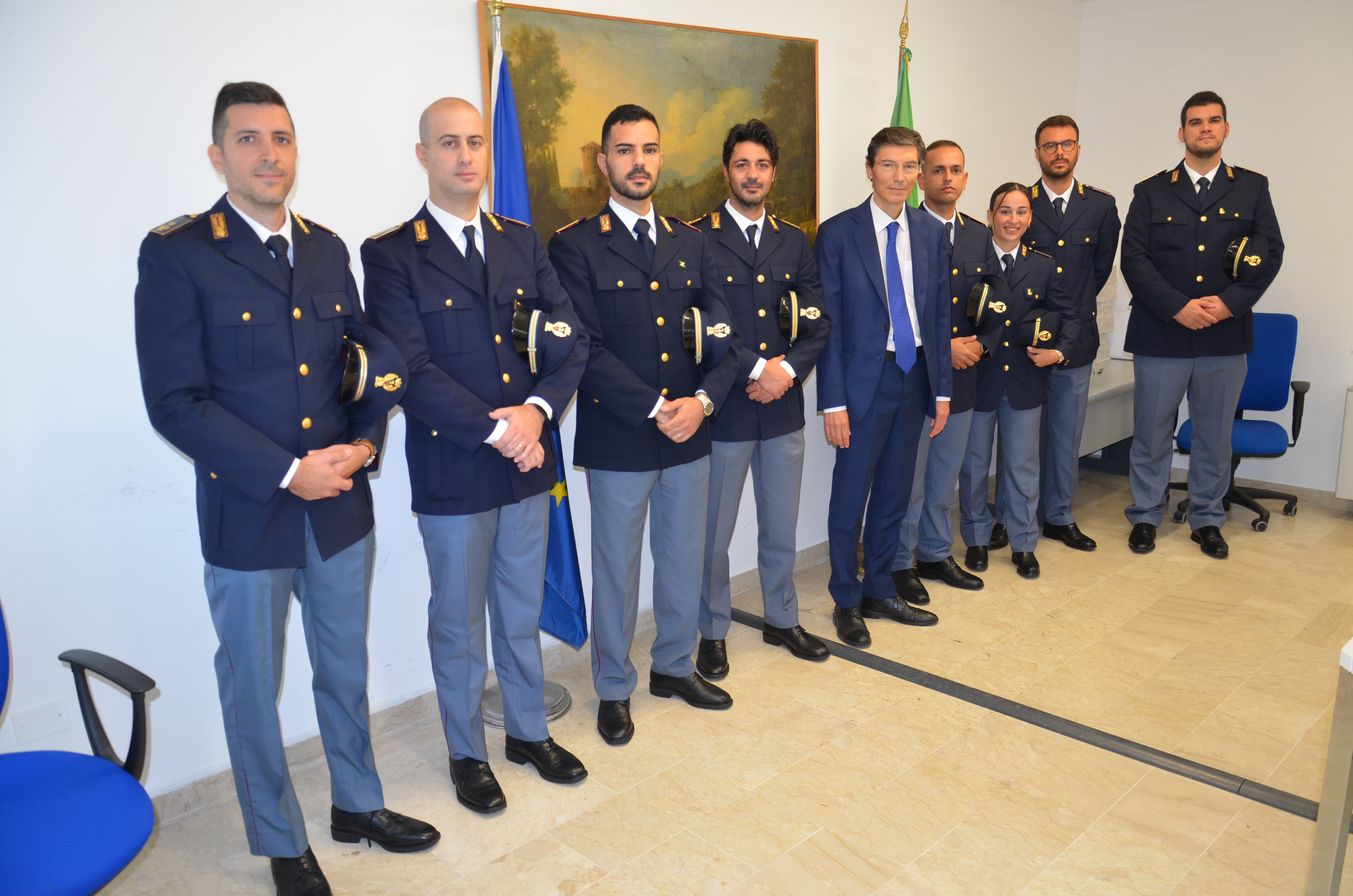 https://www.tp24.it/immagini_articoli/02-10-2025/1759435583-0-nuovi-ispettori-di-polizia-cinque-alla-questura-tre-a-marsala-e-uno-a-castelvetrano.jpg