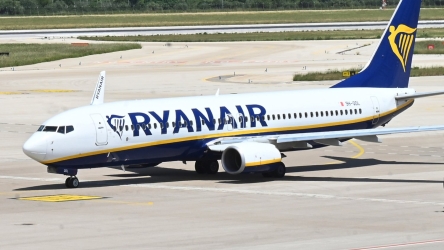 https://www.tp24.it/immagini_articoli/02-10-2026/ryanair-annuncia-biglietti-piu-cari-e-meno-voli-in-europa-250.jpg