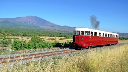 https://www.tp24.it/immagini_articoli/02-10-2026/tornano-i-treni-storici-in-sicilia-viaggio-tra-borghi-paesaggi-e-tradizioni-250.jpg