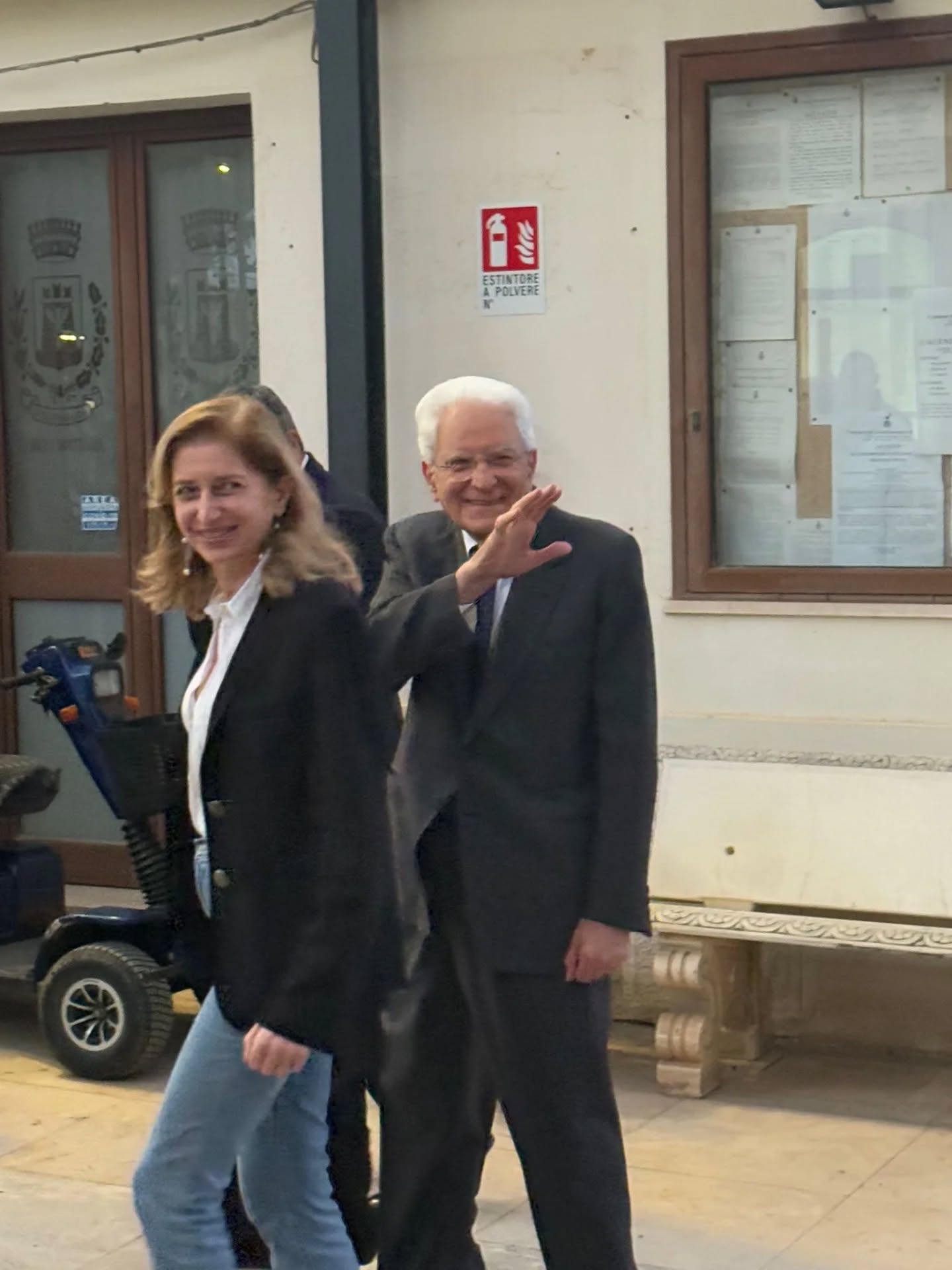 https://www.tp24.it/immagini_articoli/02-11-2025/1762065989-0-castellammare-del-golfo-accoglie-sergio-mattarella-il-presidente-in-visita-al-cimitero.jpg