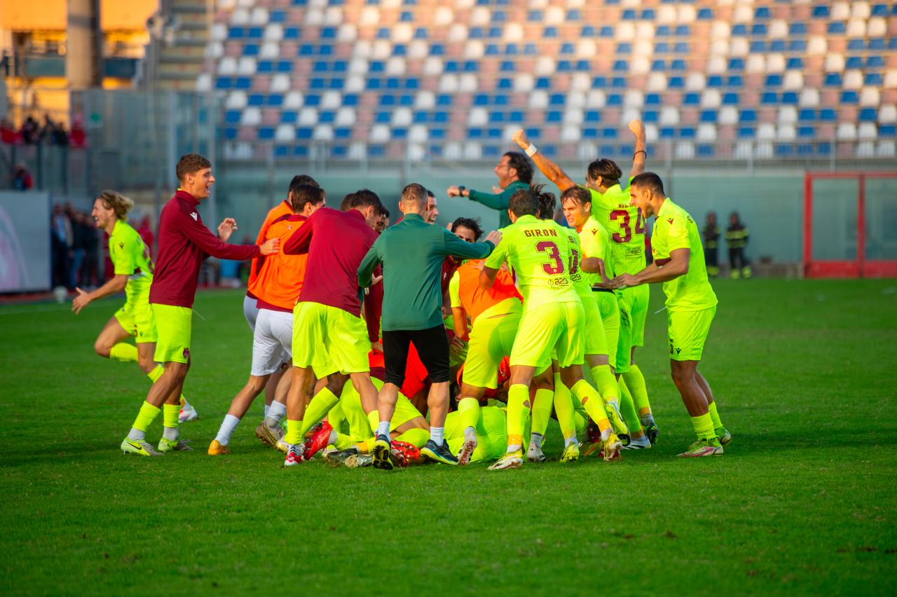https://www.tp24.it/immagini_articoli/02-11-2025/1762098935-0-gol-allo-scadere-il-trapani-vince-a-crotone-e-vede-i-playoff.jpg