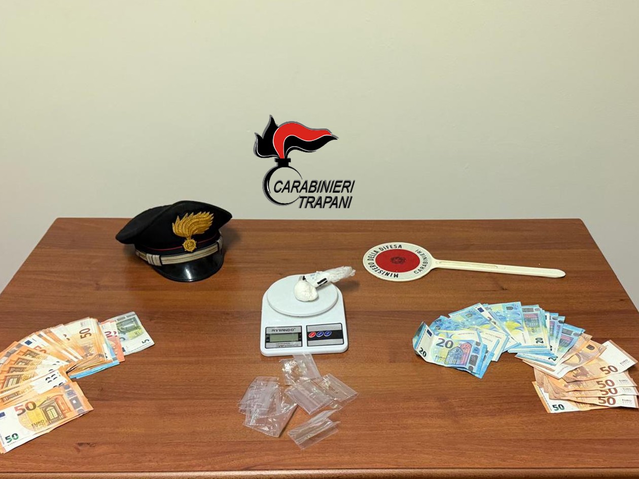 https://www.tp24.it/immagini_articoli/02-12-2025/1764668203-0-e-ai-domiciliari-ma-spaccia-cocaina-arrestato-un-uomo-a-trapani.jpg