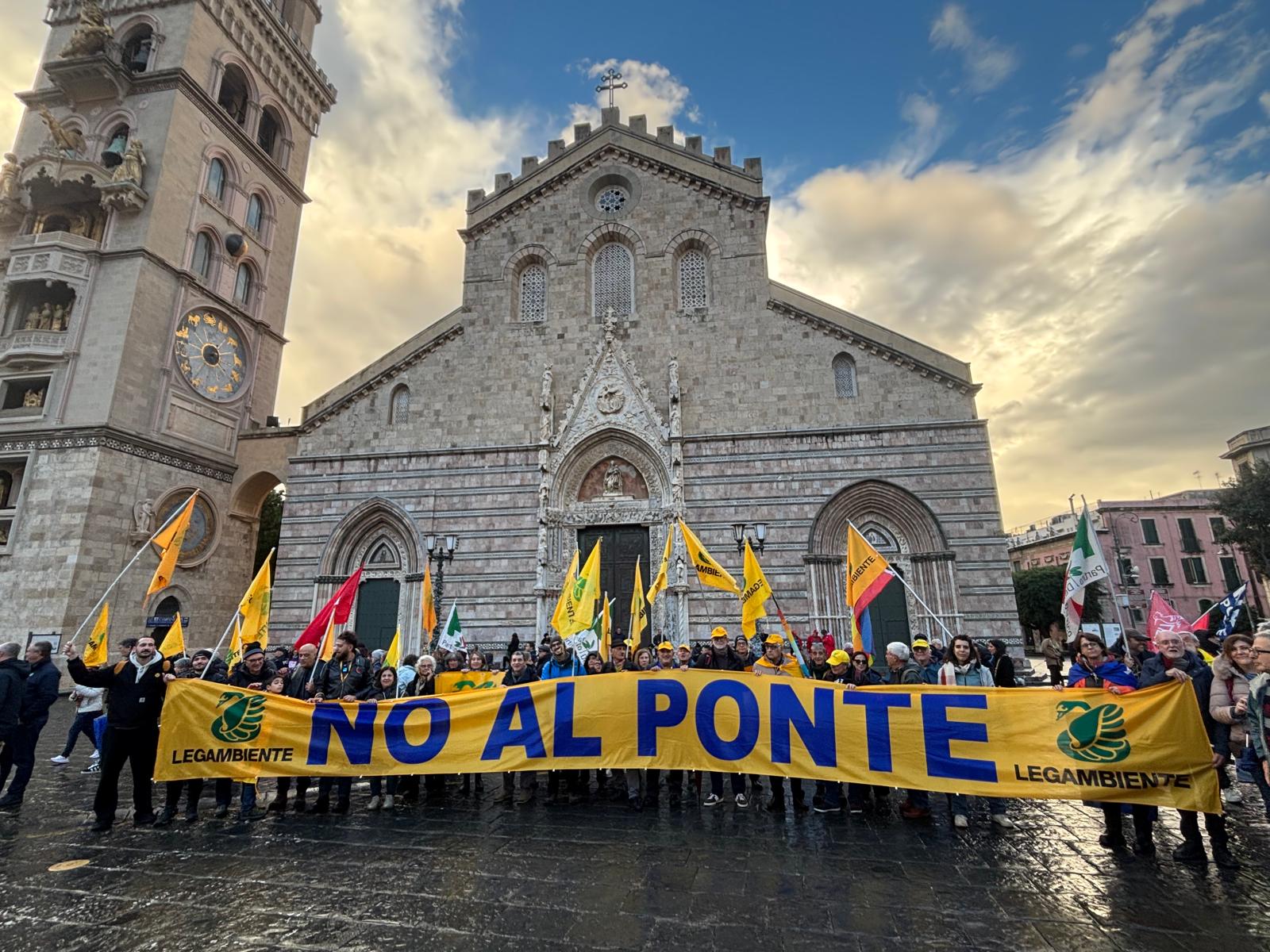https://www.tp24.it/immagini_articoli/02-12-2025/1764674187-0-no-al-ponte-di-messina-legambiente-smascherato-il-grande-bluff-e-inutile-e-costoso.jpg