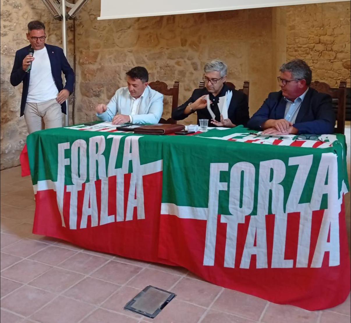 https://www.tp24.it/immagini_articoli/03-02-2026/1770149611-0-salemi-forza-italia-invita-il-sindaco-ad-aderire-alla-rottamazione-delle-imposte-comunali.jpg
