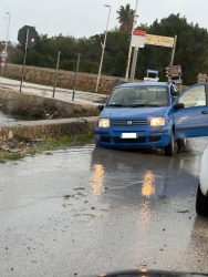 https://www.tp24.it/immagini_articoli/03-02-2026/marsala-ancora-un-incidente-a-causa-di-una-buca-automobilista-bloccato-alla-spagnola-250.jpg