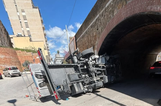 https://www.tp24.it/immagini_articoli/03-04-2025/1743689708-0-castelvetrano-si-ribalta-camion-con-cestello.png