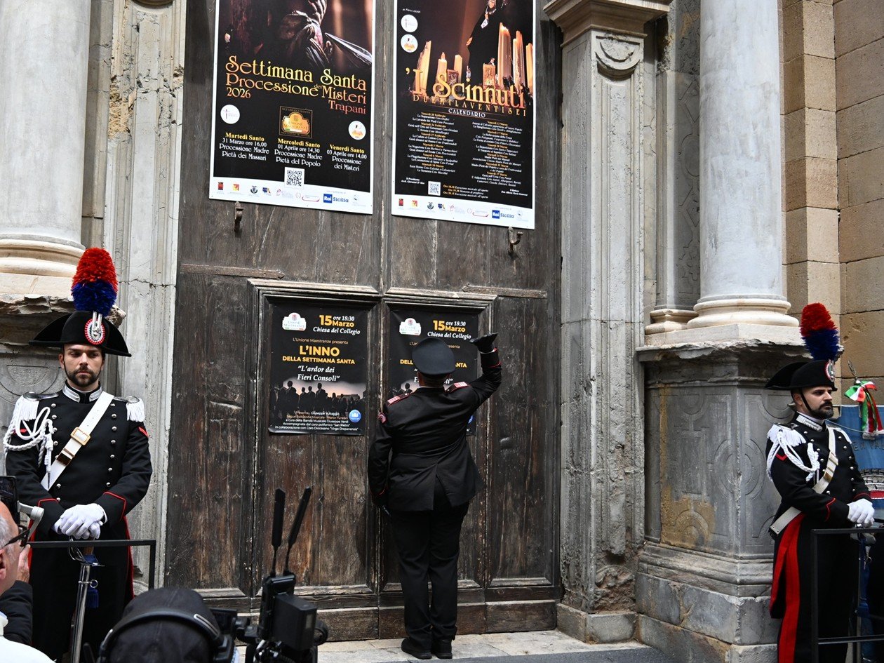https://www.tp24.it/immagini_articoli/03-04-2026/1775220878-0-misteri-di-trapani-i-carabinieri-aprono-la-processione-tre-colpi-sul-portone.jpg