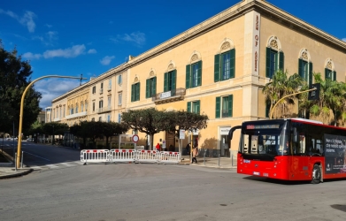 https://www.tp24.it/immagini_articoli/03-04-2026/trapani-protesta-sui-trasporti-dei-misteri-calca-e-disagi-per-disabili-e-famiglie-250.jpg