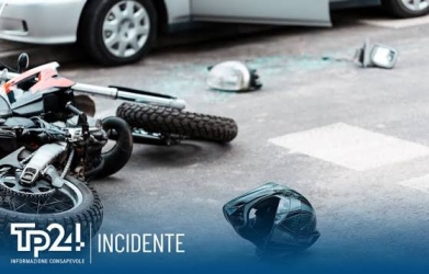https://www.tp24.it/immagini_articoli/03-05-2026/scontro-tra-auto-e-scooter-muore-un-uomo-di-37-anni-250.jpg