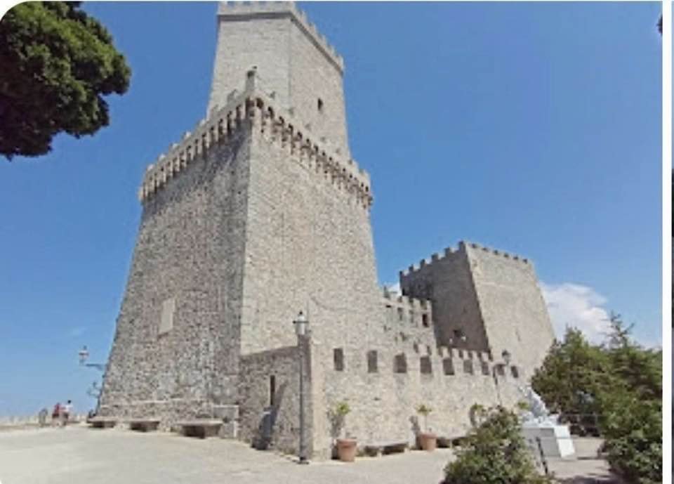 https://www.tp24.it/immagini_articoli/03-06-2026/1780509445-0-erice-celebra-arte-e-cultura-con-il-premio-internazionale-nino-fici-li-bassi.jpg
