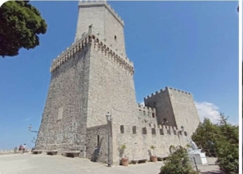 https://www.tp24.it/immagini_articoli/03-06-2026/erice-celebra-arte-e-cultura-con-il-premio-internazionale-nino-fici-li-bassi-250.jpg