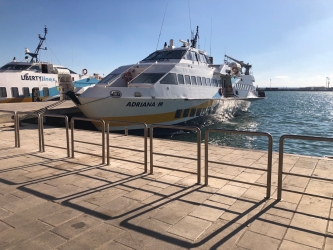 https://www.tp24.it/immagini_articoli/03-06-2026/favignana-dopo-l-aggressione-all-operatore-liberty-lines-arriva-la-controversione-ha-reagito-a-una-spinta-250.jpg